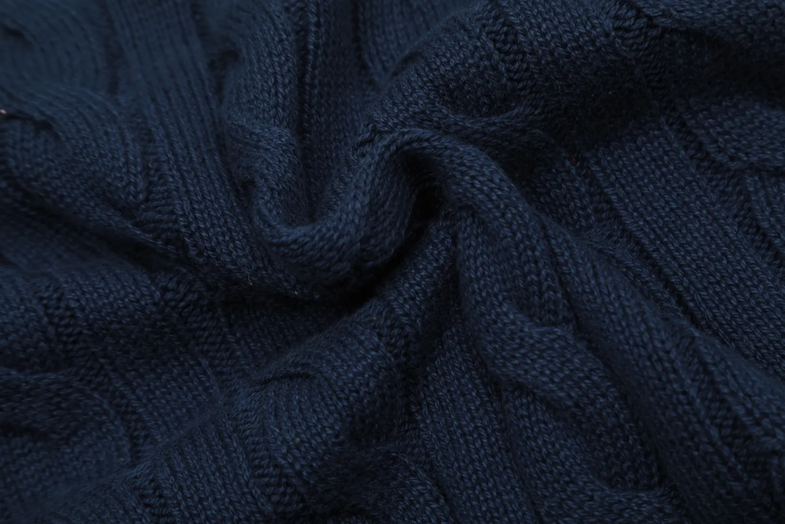 🅿️220 "Top quality" Style number: DS012# [Ralph Lauren round neck solid color pony embroidered logo twist knitted sweater] ✅Ralph Lauren classic basic versatile knitted pullover round neck sweater for men and women ✅Main supplier platform live broadcast Wholesale entity Replacement when out of stock No removal from shelves ✅ZP quality 1:1 version Scan the code to enter the GF website Counter quality ✅Detailed quality The only one in Guangzhou Imported quality cotton yarn, focusing on high-end, cost-effective, good quality needless to say ✅The version is restored to the original order, the maximum size can be worn up to 190 pounds, loose, comfortable and stress-free ✅The upper body is simple and easy to match, ootd must-have style, good-looking clothes are never picky, a must-have in couples' wardrobes, recommended. Size: S-XL Color: Black, off-white, gray, navy, khaki, pink, coffee, red